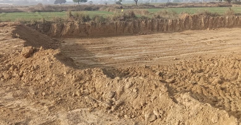 बिधनू के शिवगंज चौराई के पास अवैध तरीके से हो रहा है मिट्टी का खनन