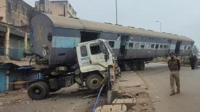 ट्रेन की बोगी लेकर जा रही ट्रक का हुआ एक्सीडेंट, कोई हताहत नहीं, रेस्टोरेंट बनाने के लिए जा रही था डिब्बा