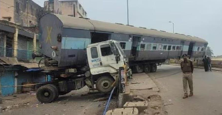 ट्रेन की बोगी लेकर जा रही ट्रक का हुआ एक्सीडेंट, कोई हताहत नहीं, रेस्टोरेंट बनाने के लिए जा रही था डिब्बा