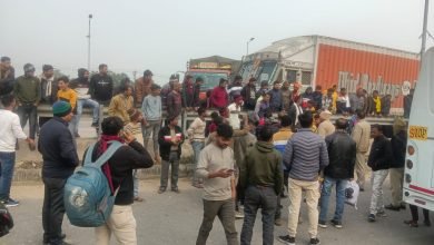 पुलिस ने जाम लगा रहे ट्रक ड्राइवरों को समझा-बुझाकर शांत कराया और हाईवे पर खड़े ट्रकों को हटवाया।