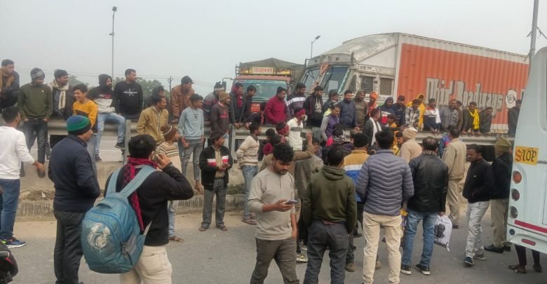 पुलिस ने जाम लगा रहे ट्रक ड्राइवरों को समझा-बुझाकर शांत कराया और हाईवे पर खड़े ट्रकों को हटवाया।