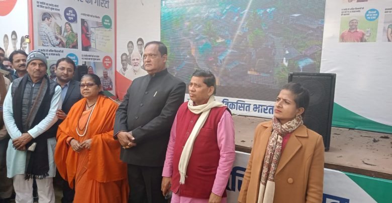 औग में साध्वी निरंजन ज्योति ने की कार्यकर्ताओं से भेंट, कई घोषणाएं कीं...