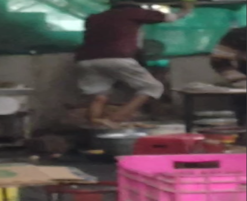 आलुओं को पैरों से कुचलकर बनाए जा रहे समोसे, खाने के शौकीन एक बार जरूर देख लें