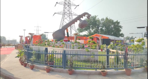 नववर्ष की पूर्व संध्या पर चौक पर अपनी पत्नी साधना के साथ पहुंचे स्थानीय निवासी अखिलेश पांडेय ने कहा, '