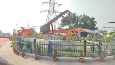 नववर्ष की पूर्व संध्या पर चौक पर अपनी पत्नी साधना के साथ पहुंचे स्थानीय निवासी अखिलेश पांडेय ने कहा, '