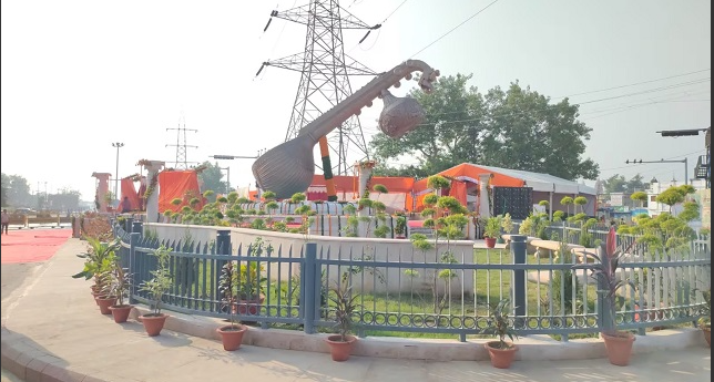 नववर्ष की पूर्व संध्या पर चौक पर अपनी पत्नी साधना के साथ पहुंचे स्थानीय निवासी अखिलेश पांडेय ने कहा, '