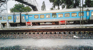 इटावा में स्वर्ण शताब्दी पर पथराव, शीशा टूटा...यात्रियों में दहशत, RPF प्रभारी बोले