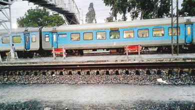 इटावा में स्वर्ण शताब्दी पर पथराव, शीशा टूटा...यात्रियों में दहशत, RPF प्रभारी बोले