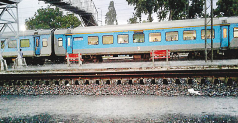 इटावा में स्वर्ण शताब्दी पर पथराव, शीशा टूटा...यात्रियों में दहशत, RPF प्रभारी बोले