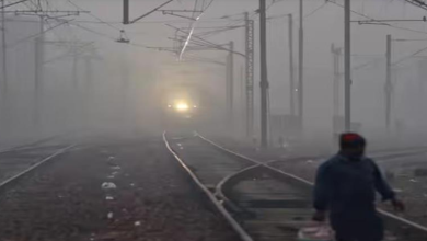 दिल्ली में ठंड का कहर लगातार जारी, घने कोहरे व खराब मौसम के कारण उड़ानें व ट्रेनें