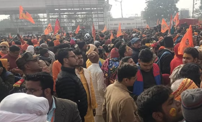 रामलला के दर्शन के लिए भक्तों की भारी भीड़, कुछ देर के लिए मंदिर में एंट्री बंद