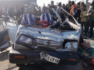 ट्रक से भिड़ी ओमनी वैन, जीपीआरडी विद्यालय की बतायी जा रही है वैन