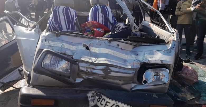 ट्रक से भिड़ी ओमनी वैन, जीपीआरडी विद्यालय की बतायी जा रही है वैन