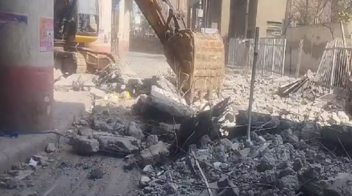 गोकुलपुरी मेट्रो स्टेशन का एक हिस्सा गिरा, एक की मौत; परिजन को 25 लाख का मुआवजा