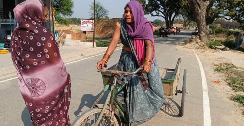 मजबूरी इतनी बेरहम होती है कि वह इंसान से कुछ भी करा सकती है और इसी का प्रमाण दे रही हैं यह तश्वीरें