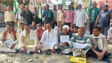 चकबंदी विभाग में भ्रष्टाचार के विरोध में किसानों ने मांगी भीख, एकत्र धनराशि विभाग के बाबू के आगे रखी