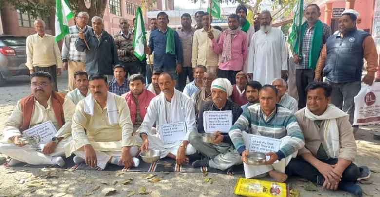चकबंदी विभाग में भ्रष्टाचार के विरोध में किसानों ने मांगी भीख, एकत्र धनराशि विभाग के बाबू के आगे रखी